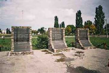 Майкоп, мемориальный комплекс 131 МСБ, мемориальные плиты с именами погибших
