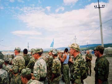 10 сентября 2006, Раевская. Бойцы Семёрки слушают концерт